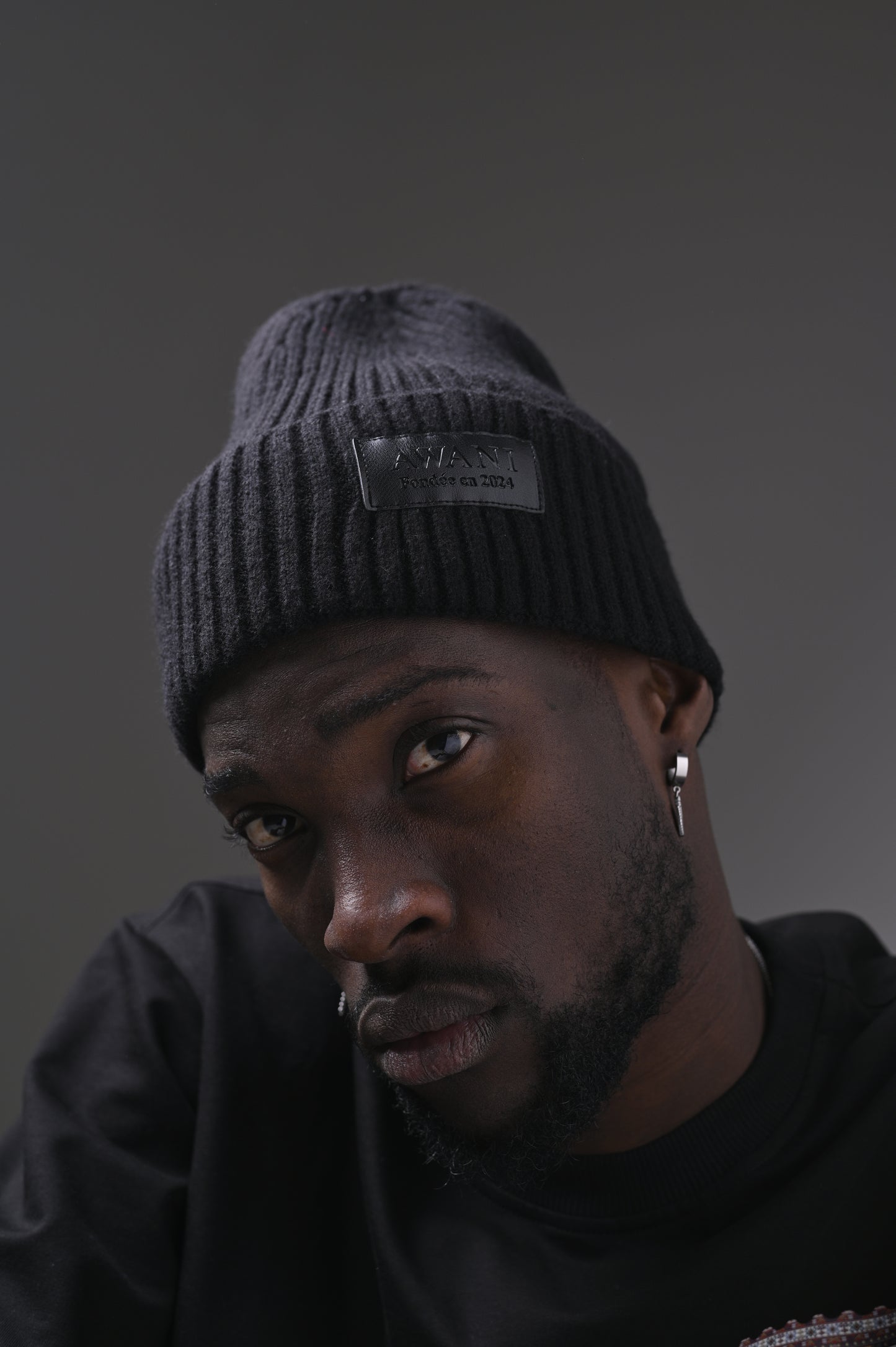 LEATHER LOGO BLACK BEANIE HAT